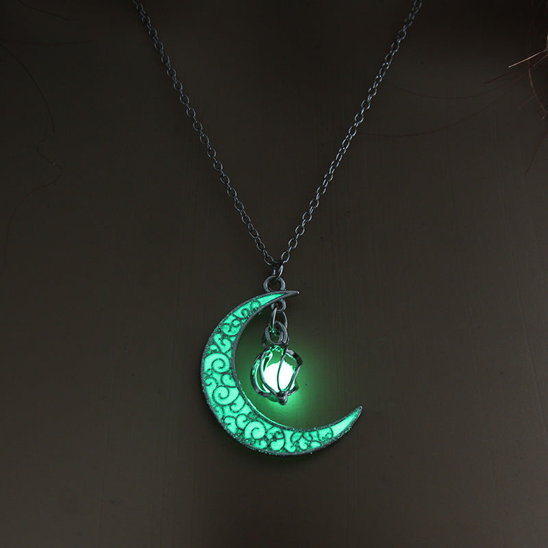 Glowing love pendant necklace chain detail
