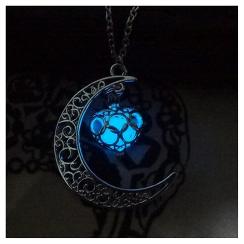 Glowing love pendant necklace glowing in the dark